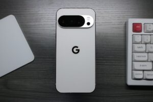 Google Discover, jo hum sabke Android phones aur ab iOS par bhi hai, ek naye avatar mein dikh raha hai. Ab aapko articles ke saath-saath AI-generated summaries bhi milengi, jo aapko jhatpat information degi.